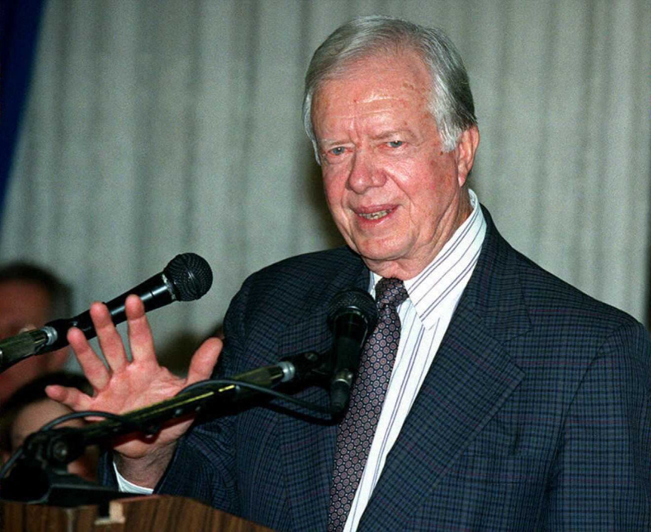El expresidente estadounidense Jimmy Carter habla con periodistas en Jerusalén el 18 de enero de 1996. Durante su mandato como el 39.º presidente de Estados Unidos, negoció los históricos Acuerdos de Camp David en 1978, que llevaron a un tratado de paz entre Israel y Egipto.