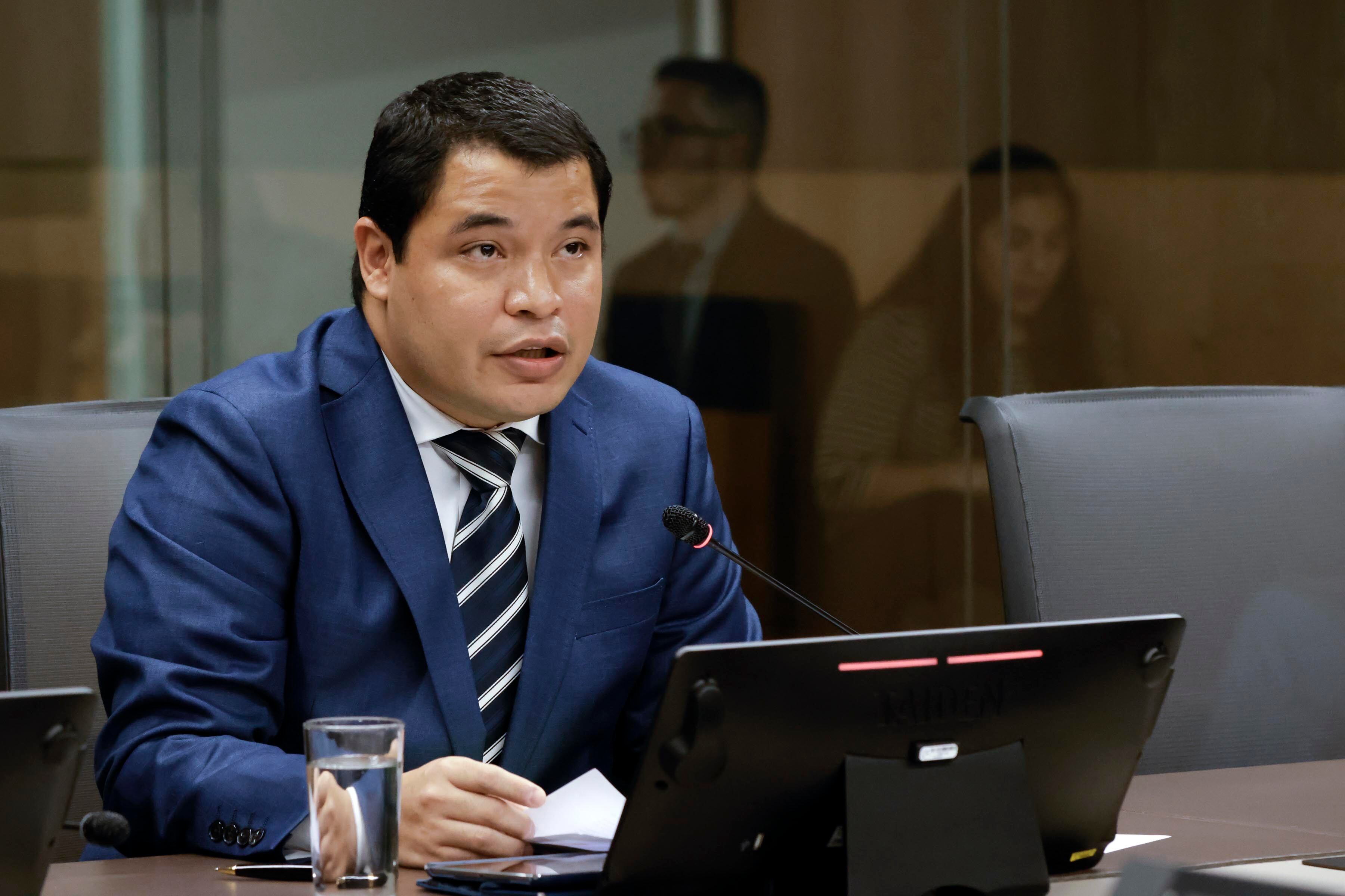 08/01/2024. Asamblea Legislativa, San José. Hora: 06:00 p.m. Comparecencia de Armando Gómez,.exjefe de Prensa de Casa Presidencial en el gobierno actual de Rodrigo Chaves,  en la Comisión Investigadora de los Contratos del Sinart de la Asamblea Legislativa. Gómez asistió acompañado por su abogada, Catalina Zúñiga Espinoza. Fotos: Mayela López