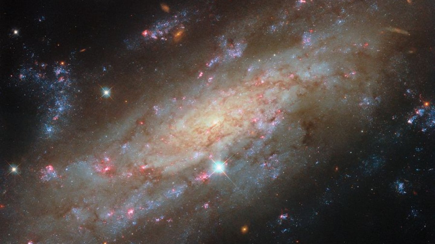 Hubble capta galaxia espiral con intensa formación estelar a 53 millones de años luz