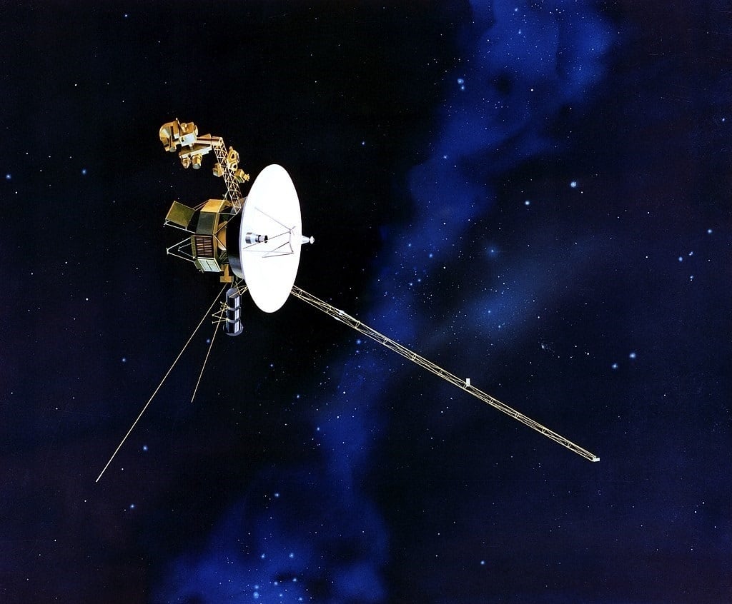 La Voyager 1 sigue activa tras 48 años de misión y se mantiene como la nave más alejada del planeta, con operación extendida hasta 2025.