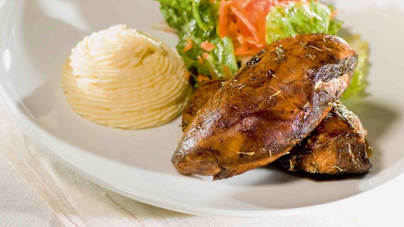 Pollo con limón al horno y puré de papa