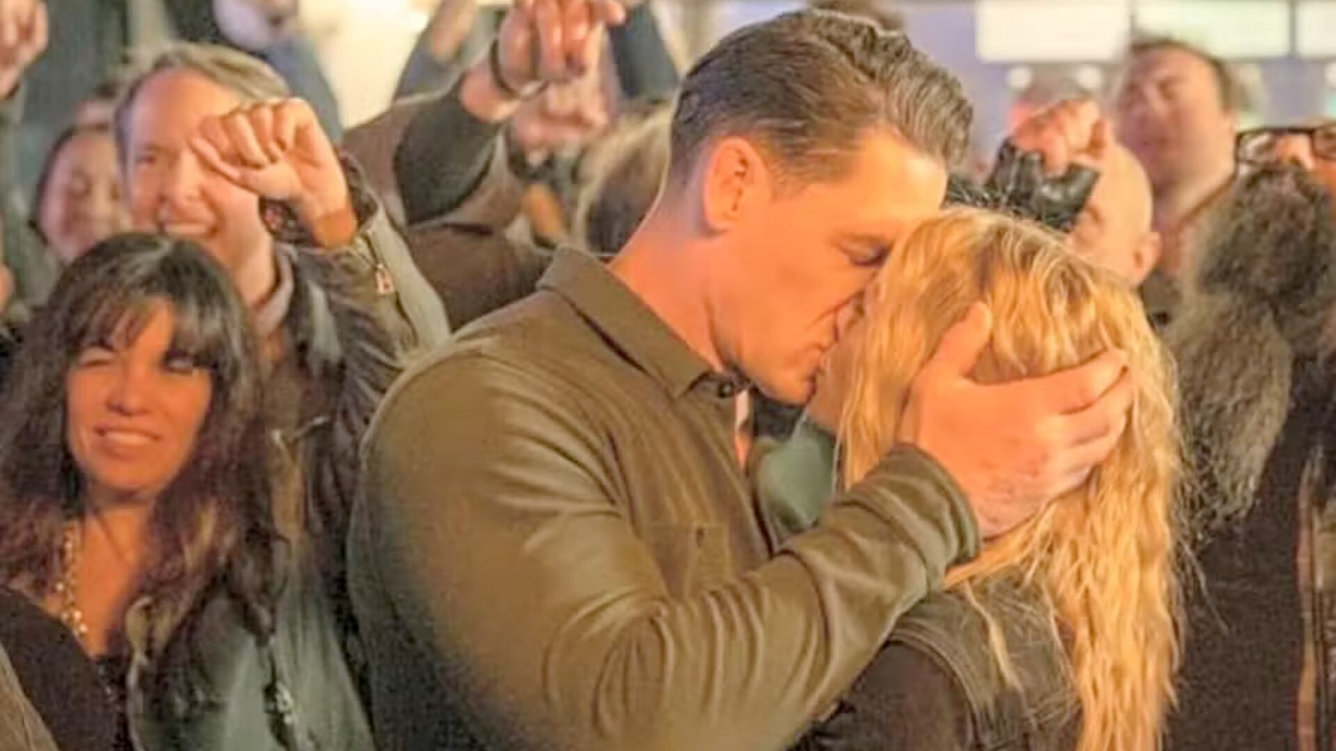 El director James Gunn se sinceró sobre la dificultad de filmar una escena romántica entre su esposa y John Cena en la serie ‘Pacificador’.