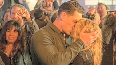 James Gunn explicó por qué se sintió incómodo al dirigir escena de beso entre su esposa y John Cena