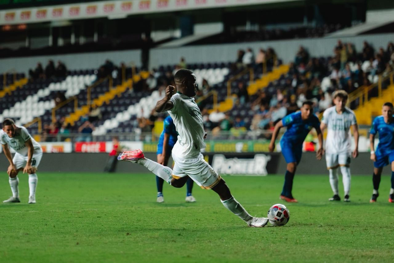 Joel Campbell lanzó el penal con que Inter San Carlos marcó su primer gol en el juego contra Escorpiones.