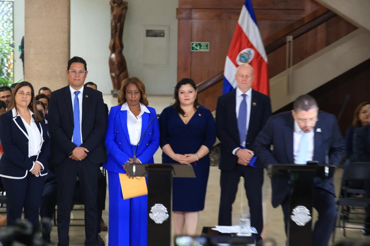 Renuncian el vicepresidente Stephan Brunner y seis jerarcas para buscar diputaciones