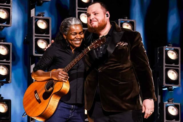 Luke Combs (derecha) ha expresado en múltiples ocasiones que la música de Tracy Chapman lo inspiró a dedicarse a la música. Foto: AFP