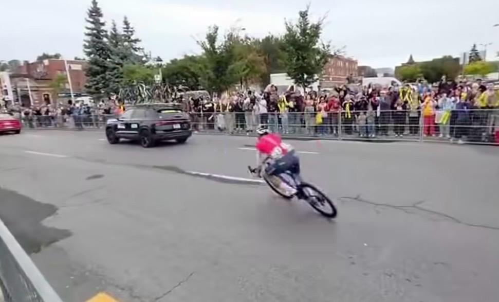 El ciclista Luis Daniel Oses está aquí a punto de sufrir una dolorosa caída en la prueba de ruta del Mundial de Ciclismo Canadá 2026.