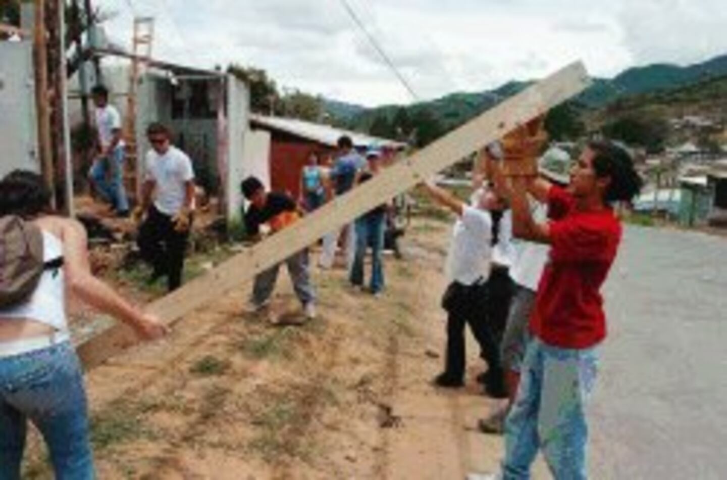 Universitarios construyen hogares para familias pobres | La Nación