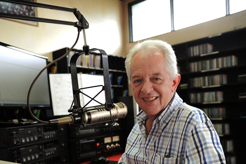 Antes de retirarse de la locución, Carlos Lafuente habló tras los micrófonos casi 60 años. | FOTO: ALBERT MARÍN
