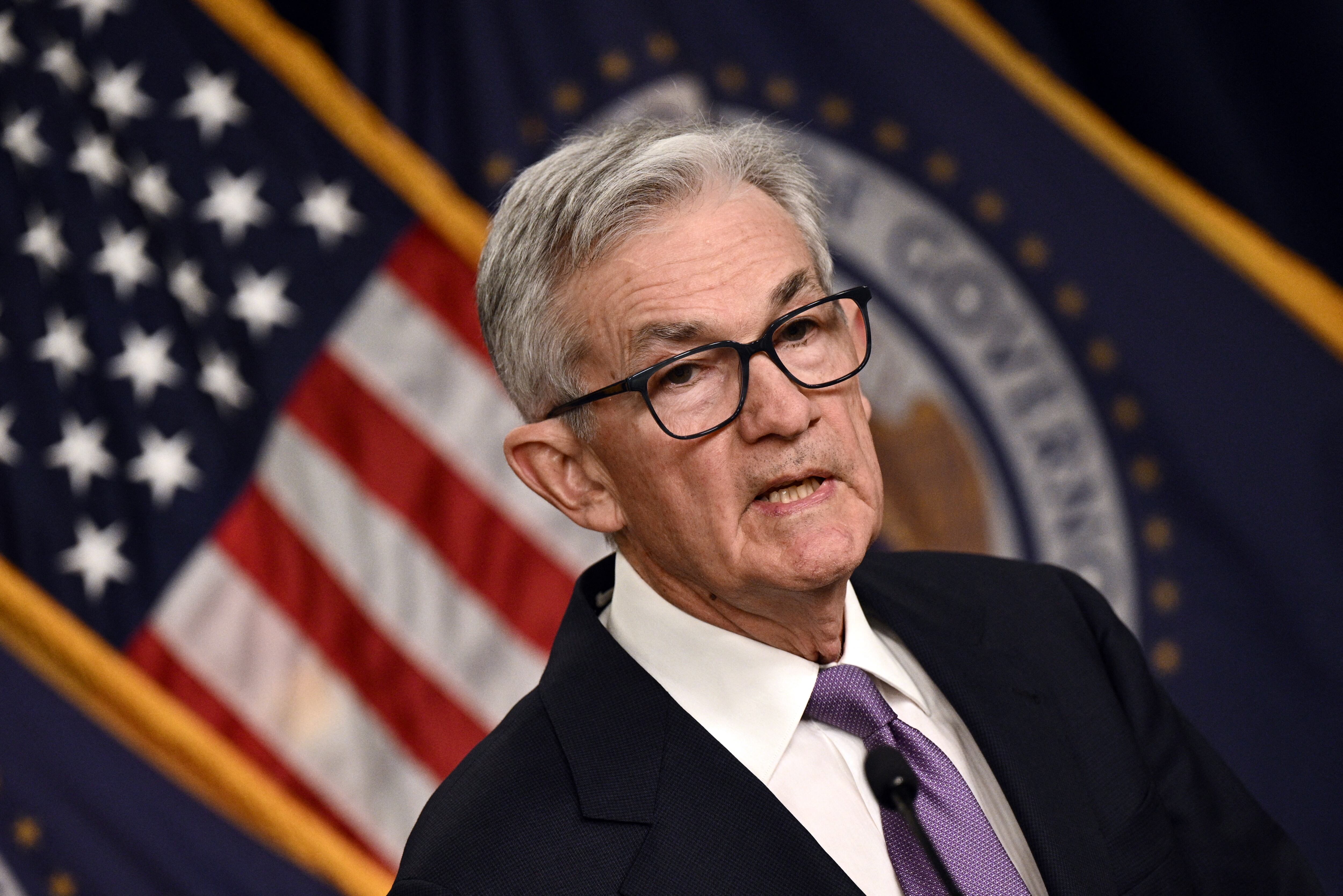 El presidente de la Reserva Federal de Estados Unidos, Jerome Powell, ofrece una conferencia de prensa al final de la reunión del Comité de Política Monetaria en Washington, DC, el 13 de diciembre de 2023. La Reserva votó a favor de mantener las tasas de interés en un máximo de 22 años por tercera reunión consecutiva.