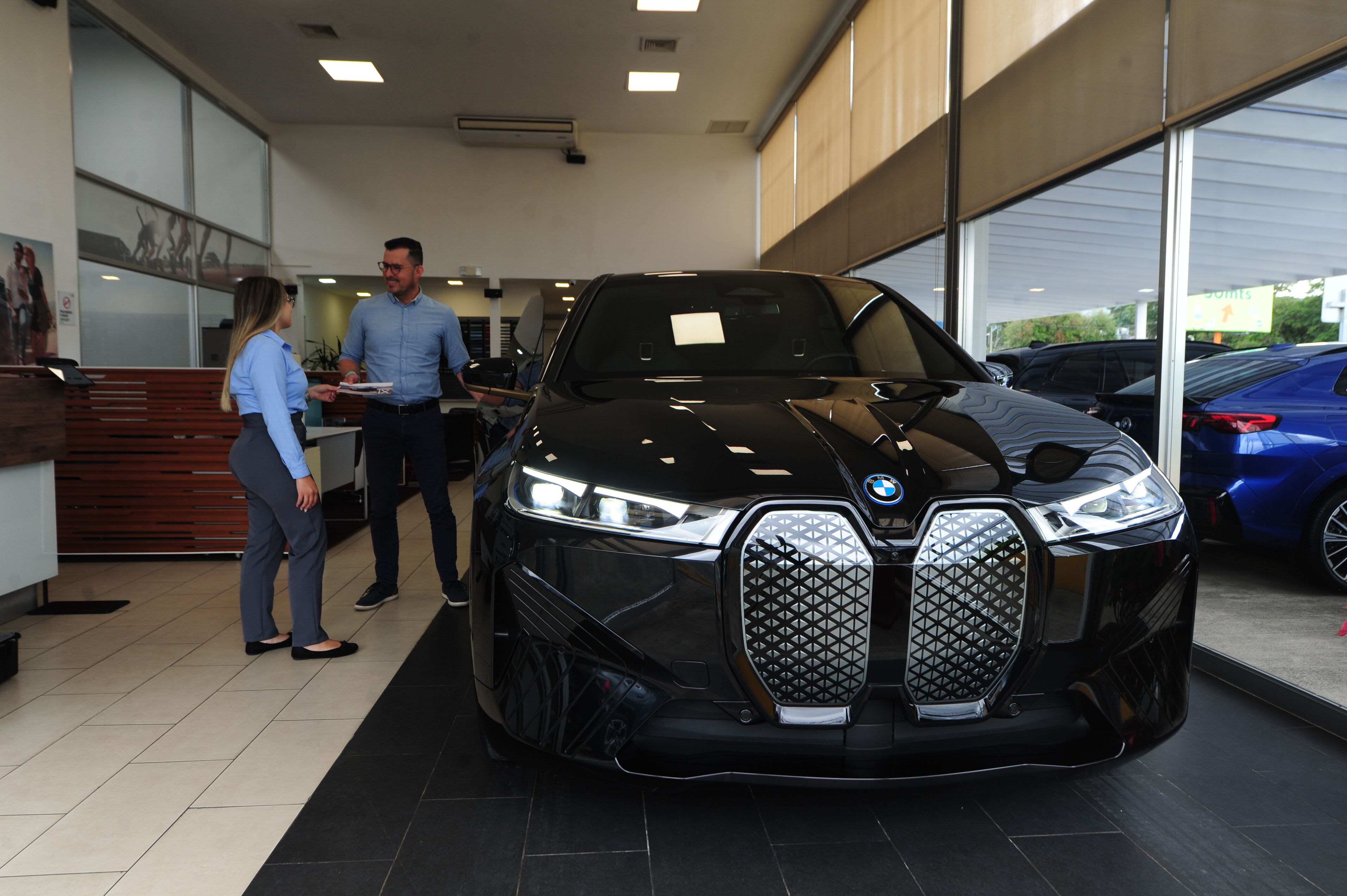 Vehículos nuevos en un concesionario de Costa Rica, representando el crecimiento del sector automotor en 2024, con récord en importación de unidades.