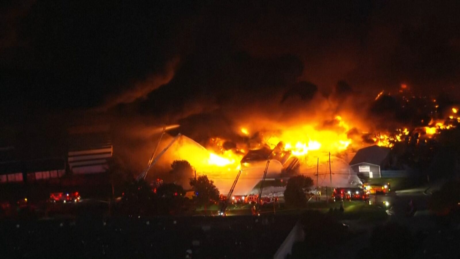 Al menos tres muertos y 11 heridos en accidente de avión de carga en Estados Unidos.