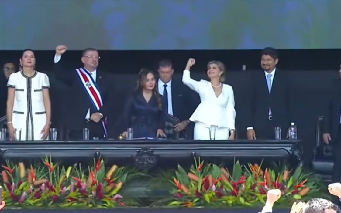 El presidente Rodrigo Chaves y la presidenta electa Laura Fernández saludan durante el traspaso de poderes.