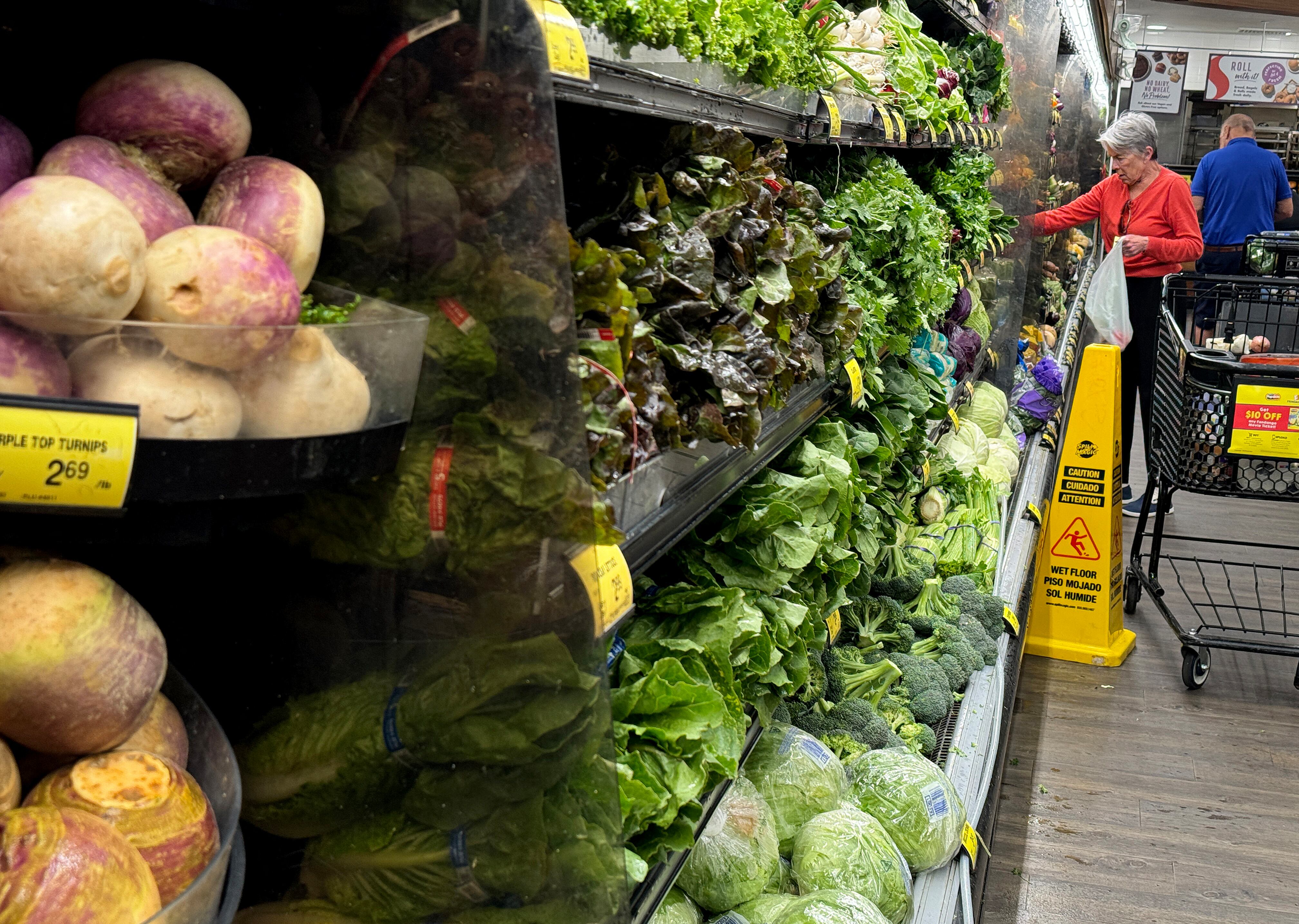SAN FRANCISCO, CALIFORNIA - JUNE 11: A customer shops at a Safeway store on June 11, 2024 in San Francisco, California. May inflation numbers are set to be reported on Wednesday ahead of the fed rates announcement. Justin Sullivan/Getty Images/AFP (Photo by JUSTIN SULLIVAN / GETTY IMAGES NORTH AMERICA / Getty Images via AFP)