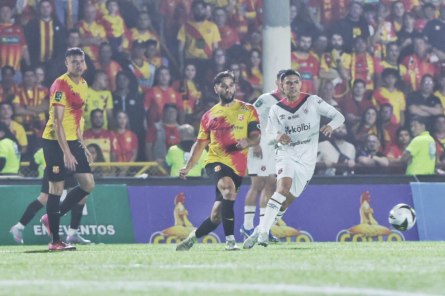 28/05/2025/ Juego entre Club Sport Herediano vs Liga Deportiva Alajuelense por el partido de vuelta de la gran final el torneo Clausura de la Liga Promerica en el estadio Carlos Alvarado / foto John Durán