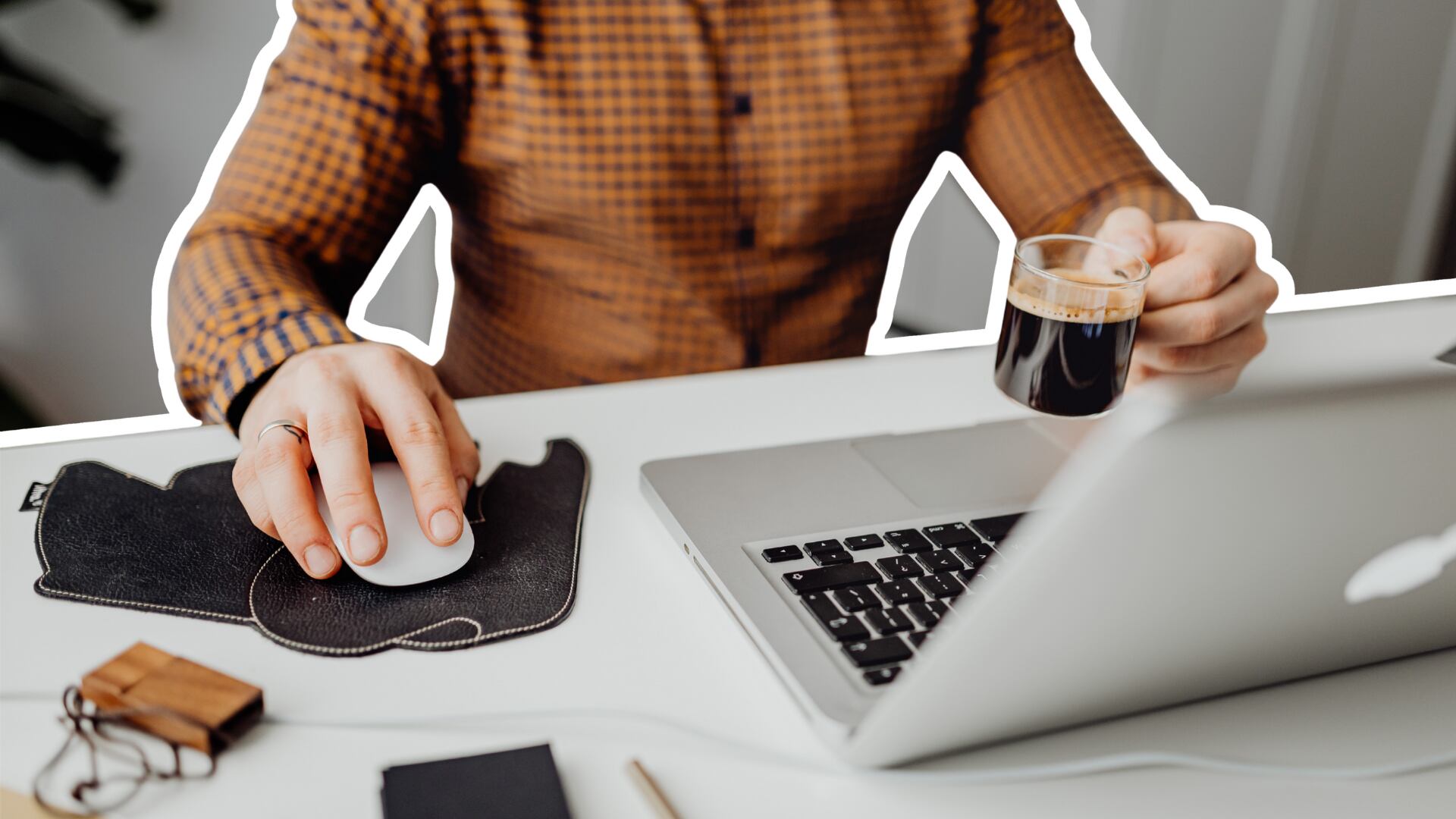 El café puede convertirse en la bebida principal durante el teletrabajo, pero no hidrata; mantener agua visible ayuda a equilibrar su consumo.