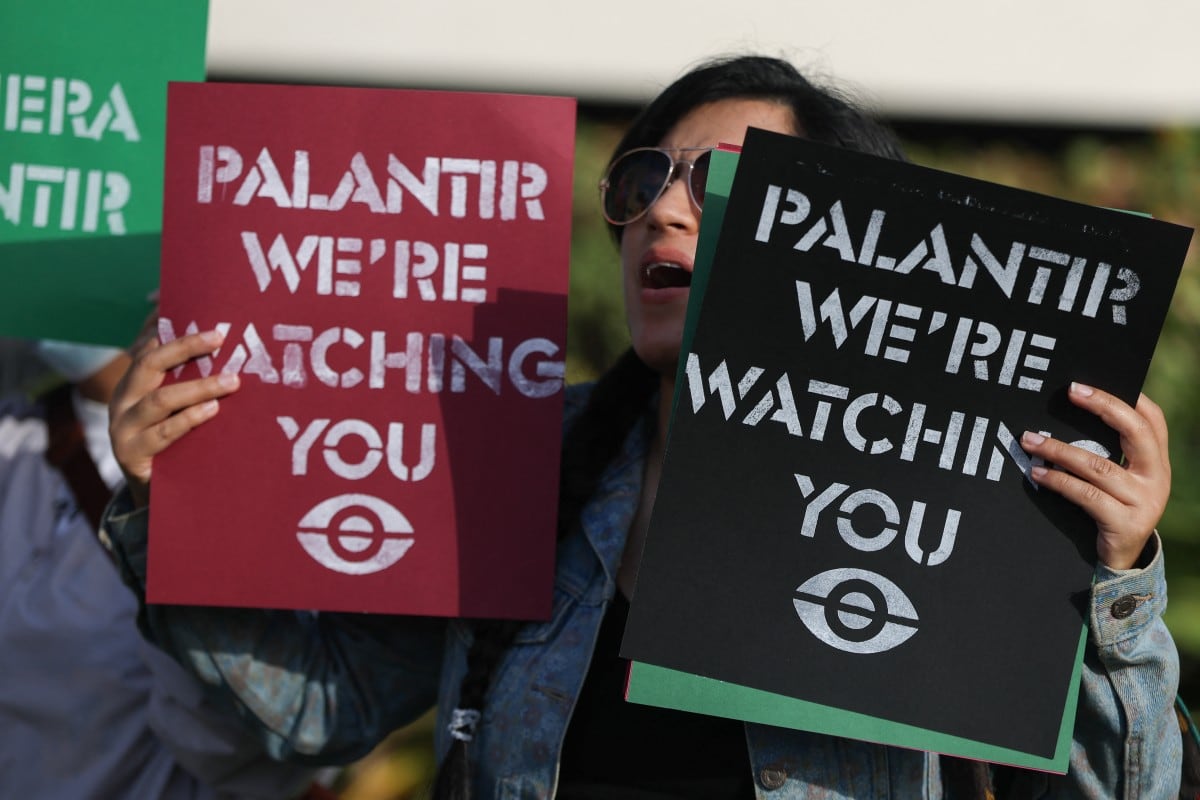 Manifestantes reclaman por uso de Palantir para reforzar esfuerzos de la policía migratoria de ICE para ubicar migrantes en Estados Unidos.