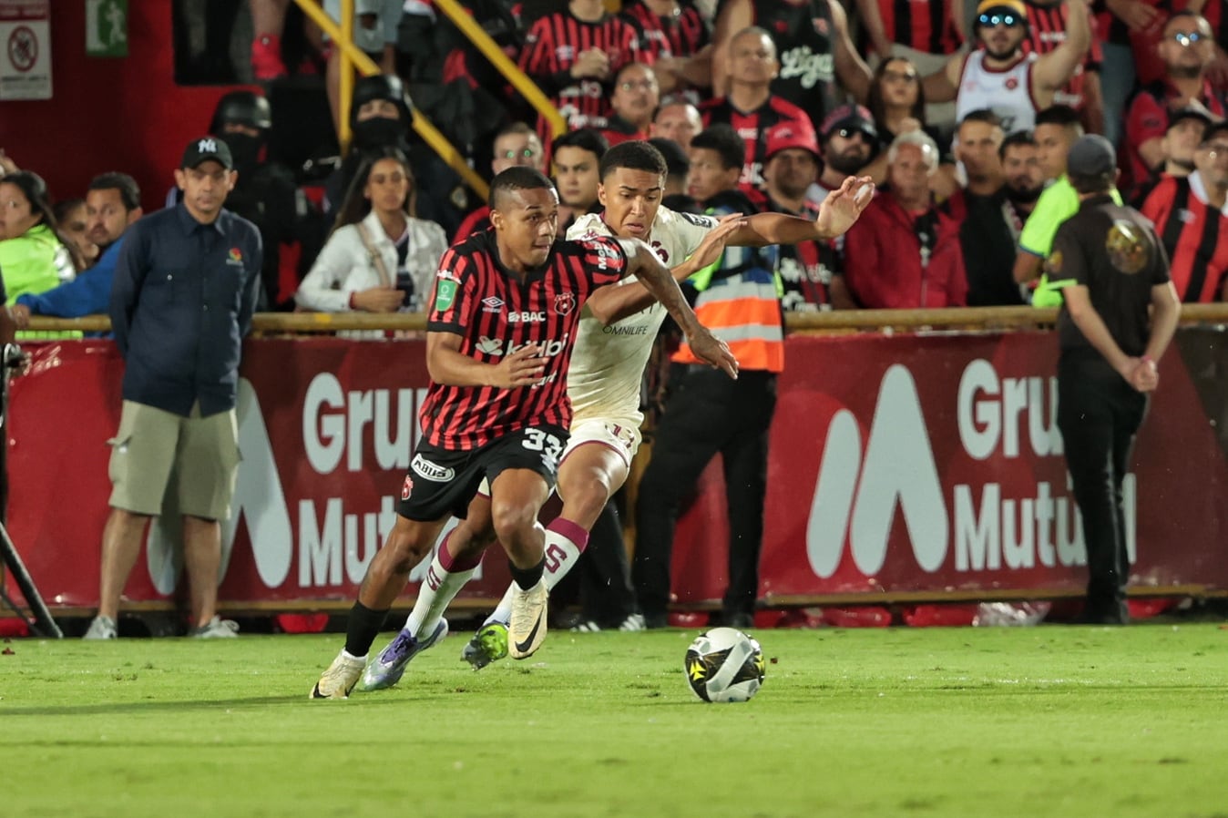 20/12/2025/ partido de ida entre Liga Deportiva Alajuelense vs Saprissa por el partido de vuelta de la final del Torneo apertura de la Liga Promerica 2025 en el estadio Alejandro Morera Soto / foto John Durán