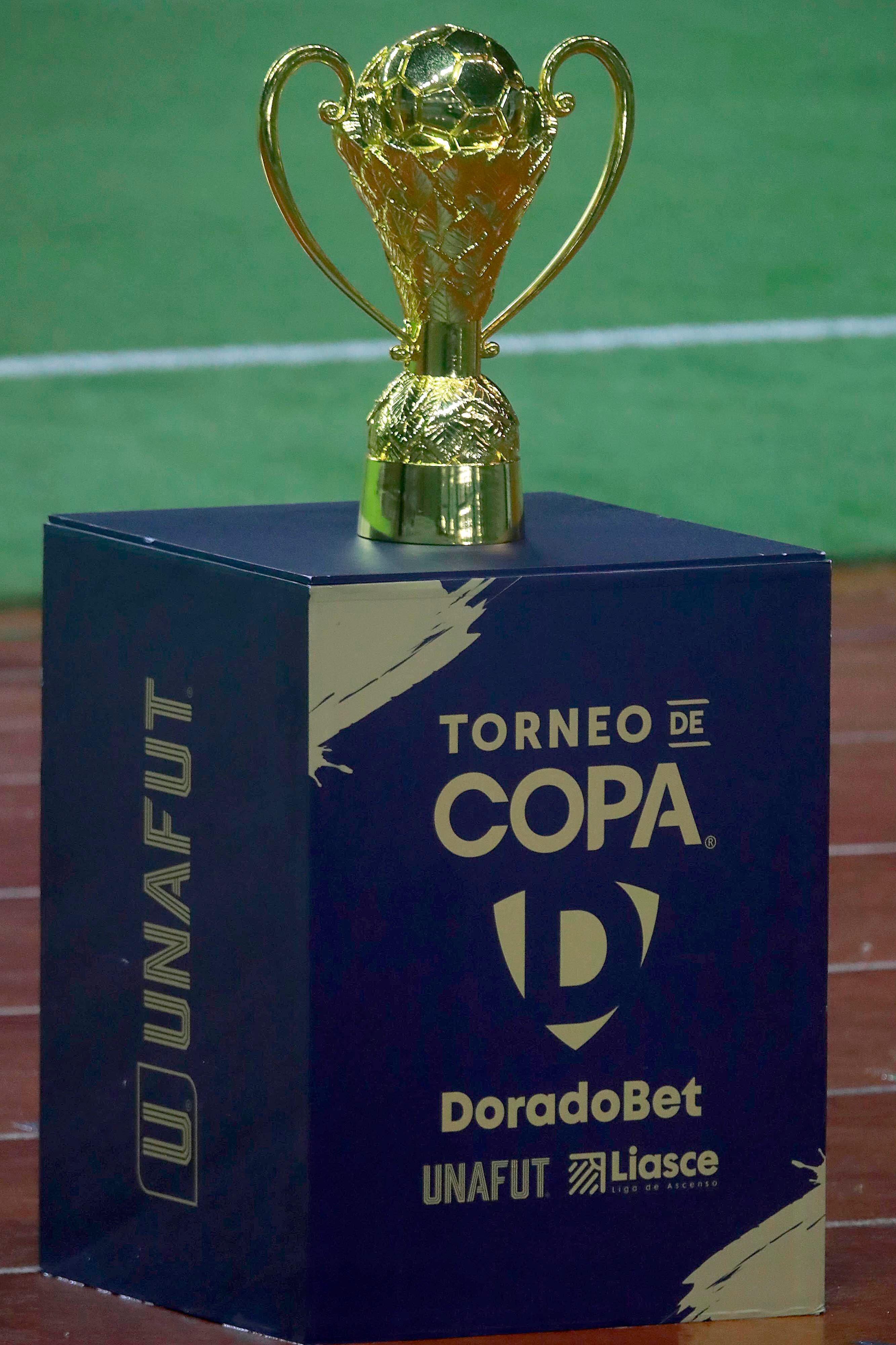18/11/2023 Estadio Nacional, La Sabana. La Liga Deportiva Alajuelense y el Deportivo Saprissa se enfrentaron este sábado en una nueva edición del Clásico Nacional. Se dio en la final del Torneo de Copa, a estadio casi lleno, con la presencia de las dos aficiones más grandes del país. Suander Zúniga y Freddy Góndola, de Alajuelense.