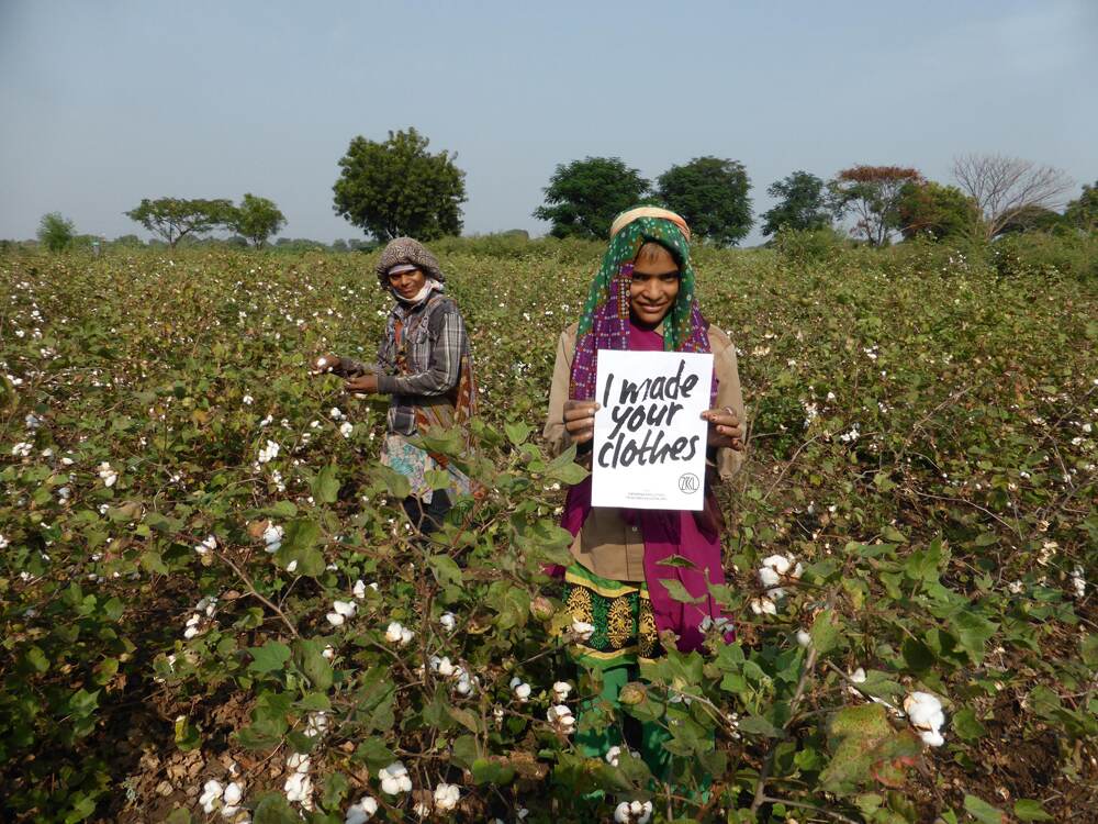 Dos mujeres posan junto al lema del movimiento en campo de algodón en la India. Foto: Fashion Revolution para LN