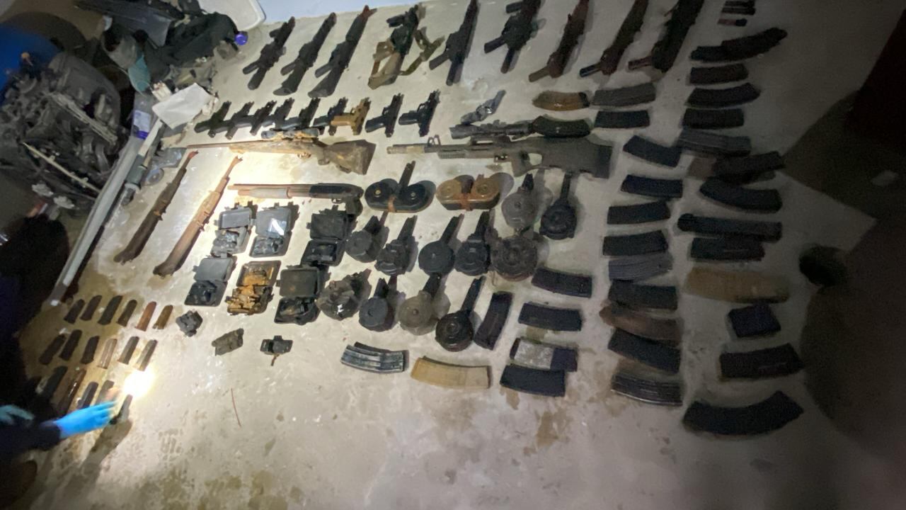 36 armas de fuego y más de cuatro mil municiones fueron decomisadas por el OIJ y la Fiscalía de Limón tras allanamientos contra el brazo armado del cartel del Caribe Sur.