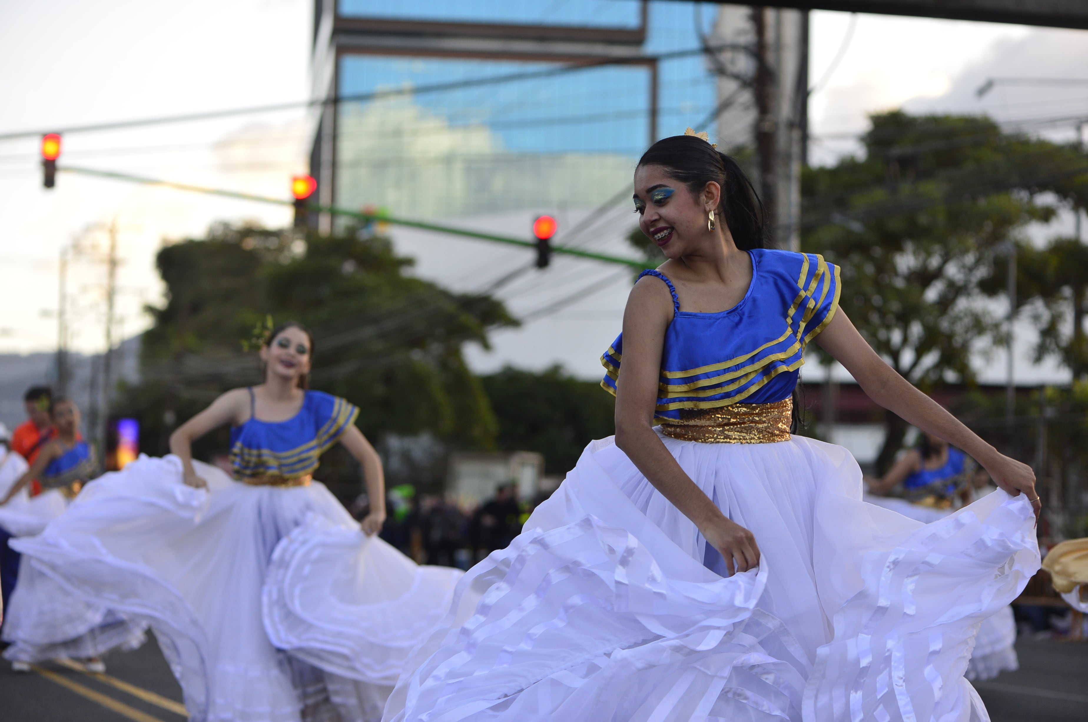 Imágenes de artistas, músicos de bandas, bailarines folclóricos y mascaradas que participaron en el pasacalles previo al Festival de la Luz 2024 en San José.