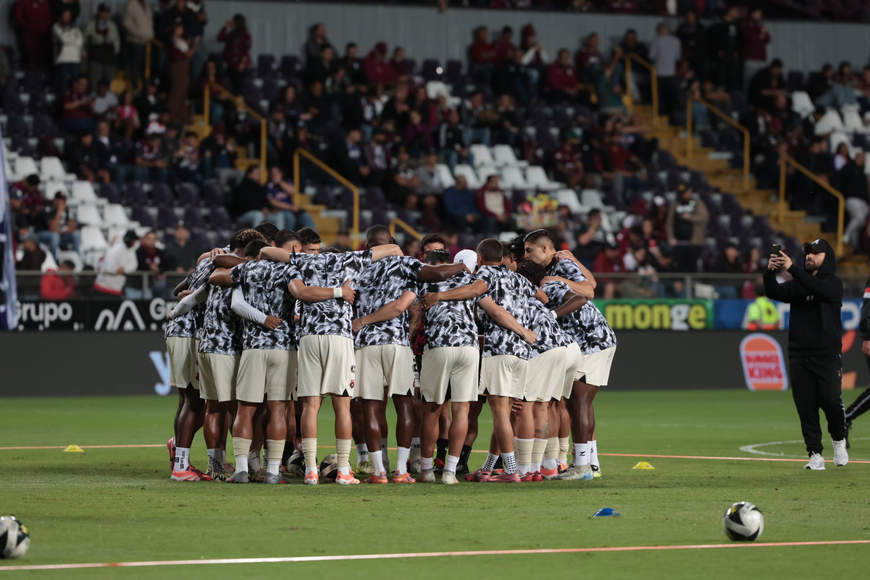 17/12/2025 / partido de ida entre Deportivo Saprissa vs Liga Deportiva Alajuelense por el partido de ida de la final del Torneo apertura de la Liga Promerica 2025 en el estadio Ricardo Saprissa / foto John Durán