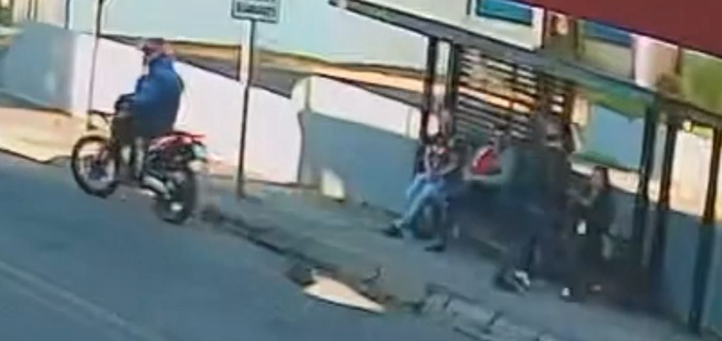 Dos delincuentes en motocicleta asaltaron a una joven en una parada de bus en Curridabat.