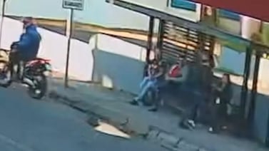 En dos segundos delincuentes arrebataron celular a joven en una parada de Curridabat