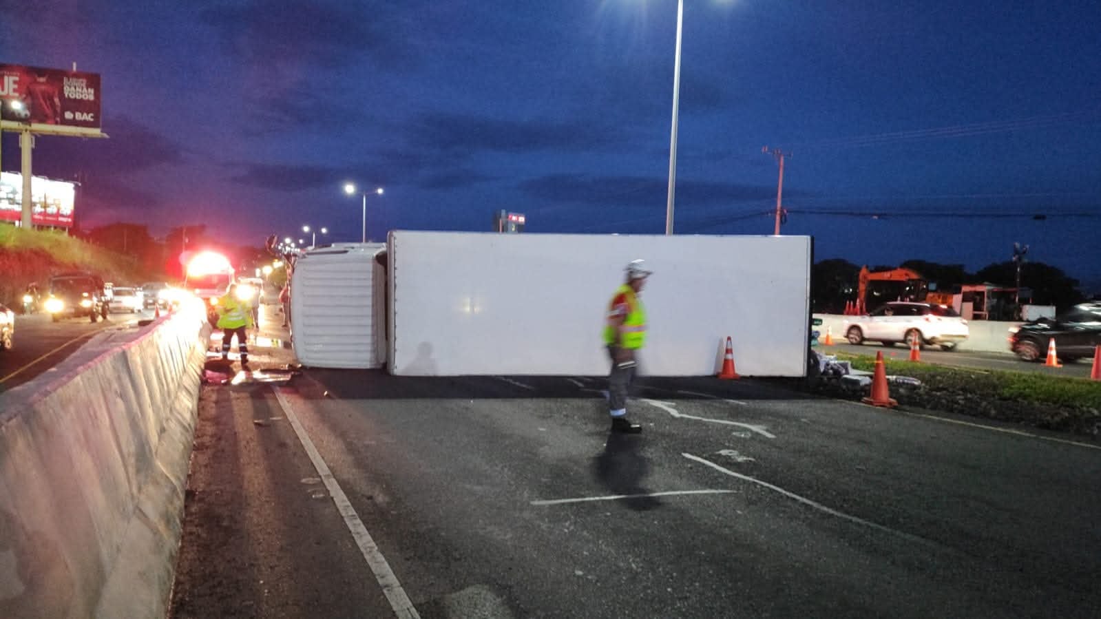 Una colisión entre un vehículo liviano y un camión provocó el vuelco de este último y mantiene bloqueada la Ruta 27 en sentido hacia San José desde las 4:32 a. m. de este viernes, según informó la Cruz Roja Costarricense.