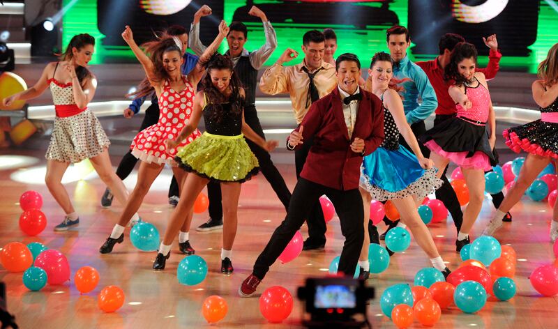 Colorida. Una alegre y colorida coreografía inspirada en los años 80 subió el telón de la tercera gala de Dancing with the Stars . Graciela Solís.