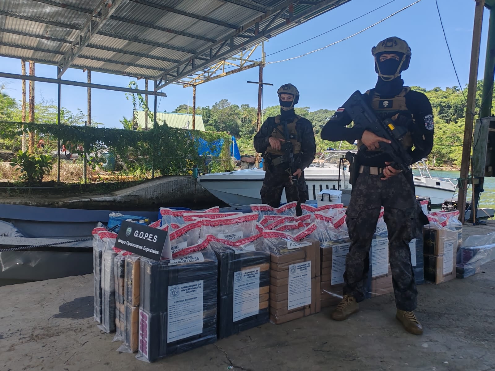 Lancha narco detenida en Limón con 590 kilos de cocaína. Lancha tipo picuda. Droga llevada a Portete. FOTOS MSP