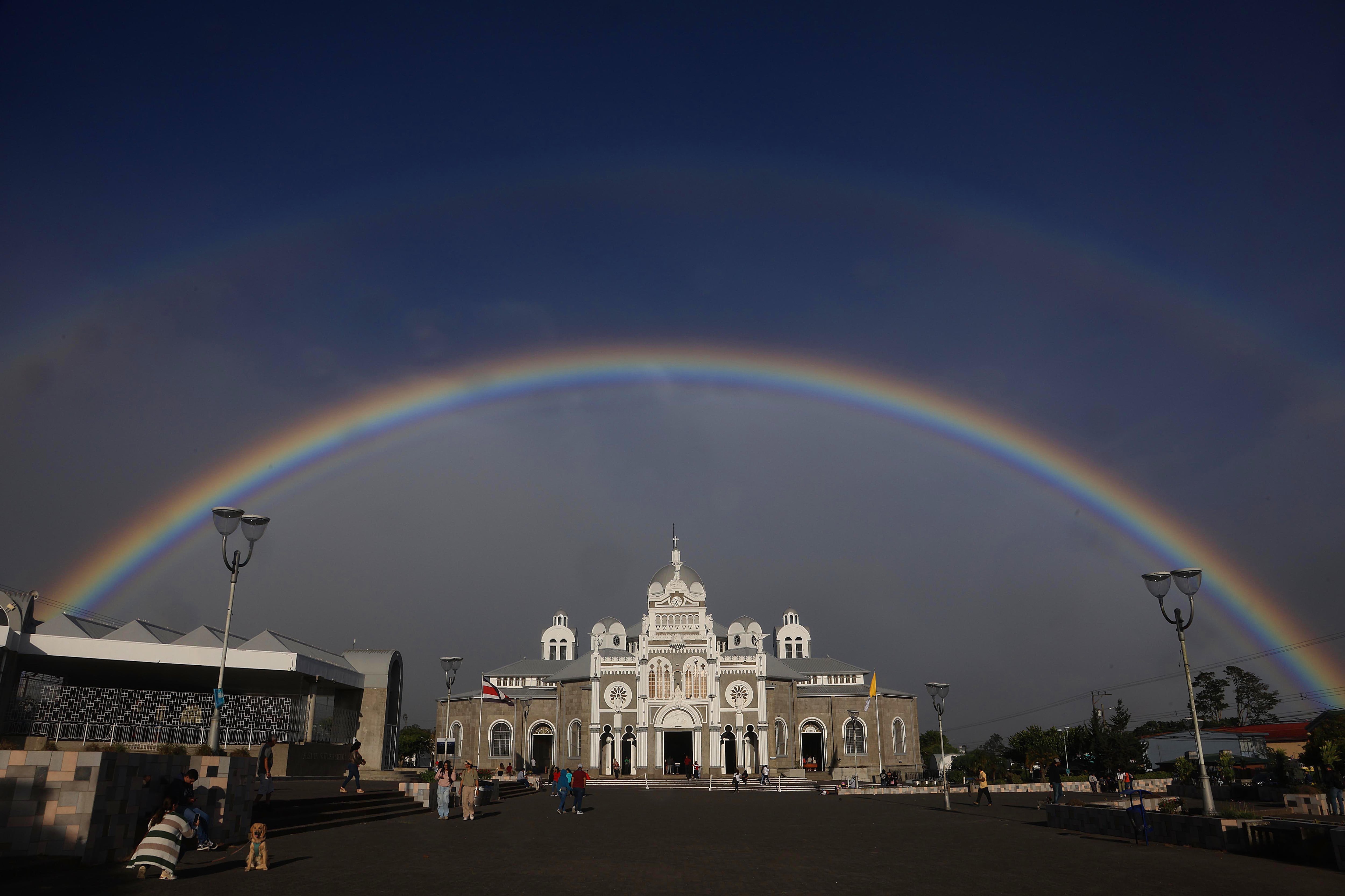 13/04/2024 Cartago. Los rasantes rayos del sol de atardecer se toparon con la llovizna para formar un espectacular arcoiris que sorprendió y maravilló a los cartagineses este sábado por la tarde. Foto: Rafael Pacheco Granados