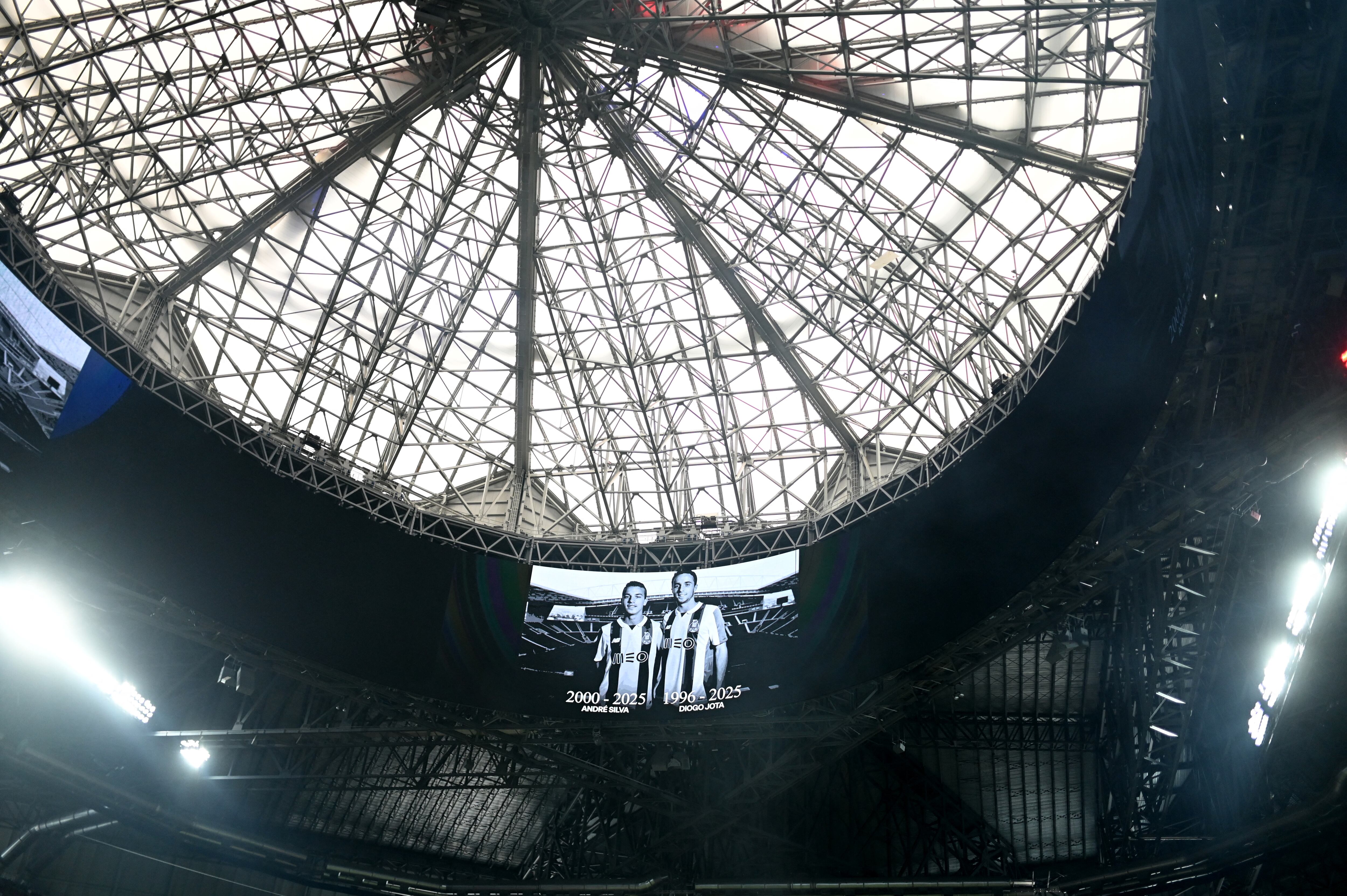 En el partido entre PSG y Bayern Múnich en el Mundial de Clubes, hubo un minuto de silencio por la muerte de Diogo Jota y André Silva, fallecidos en un accidente automovilístico en España.