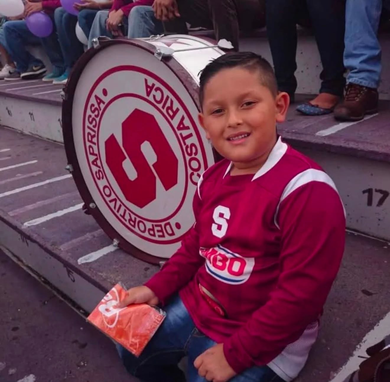 Desde niño, Evans Vásquez dio a conocer su pasión por los colores morado y blanco. Desde niño, Evans Vásquez dio a conocer su pasión por los colores morado y blanco.