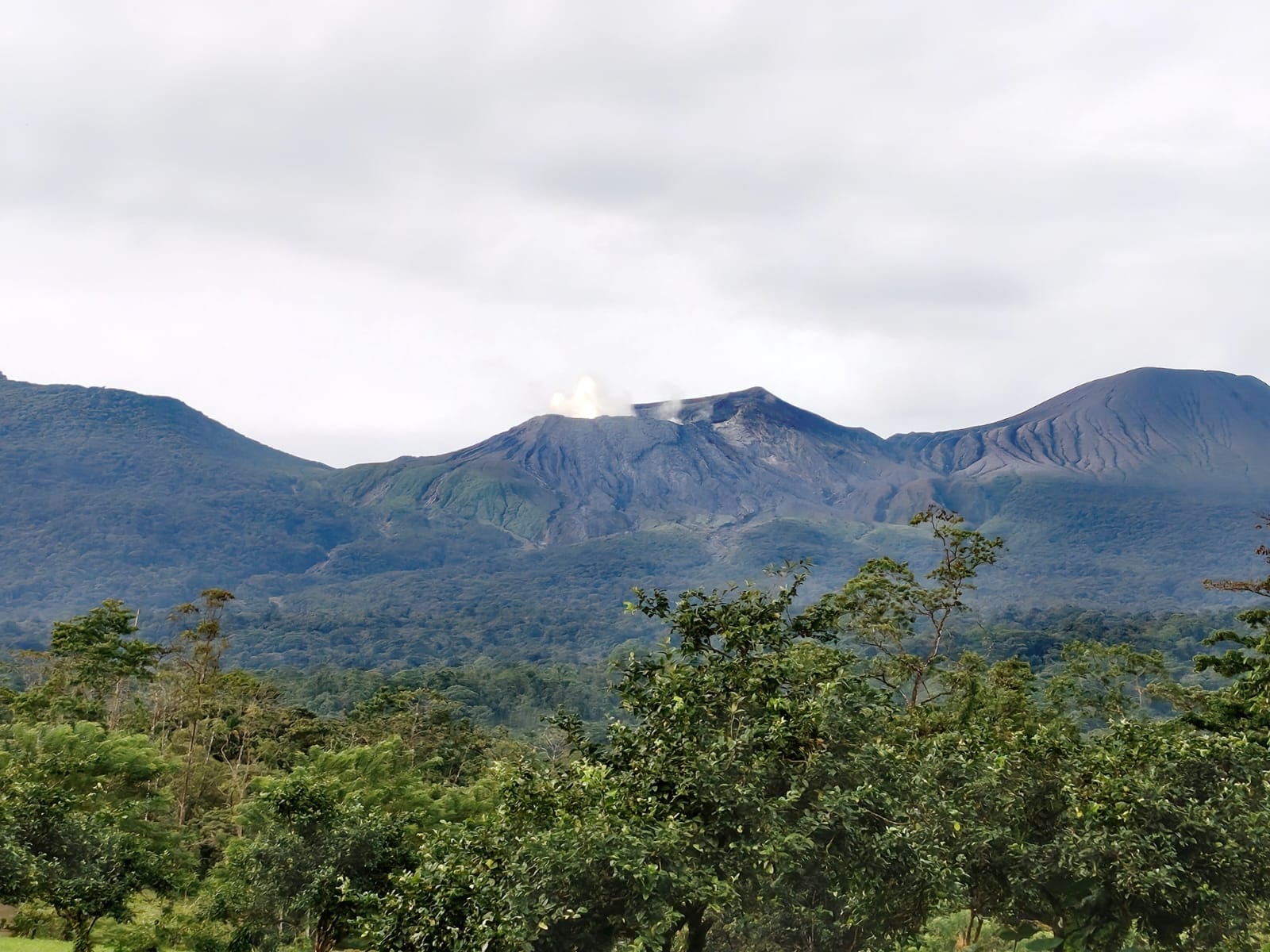 Vista del volcán Rincón de la Vieja desde el sector norte. Foto tomada por un vecino de Quebrada Grande de Liberia.
