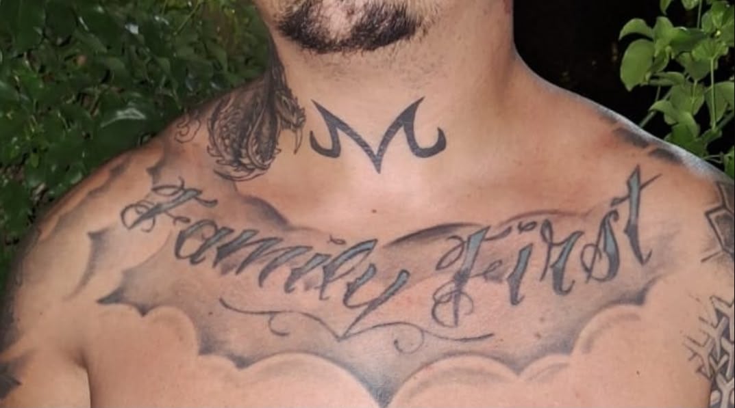 Alias Menecón lleva tatuada en el cuello una M, en alusión al grupo criminal Los Maruja, que domina la venta de drogas en Cartago.