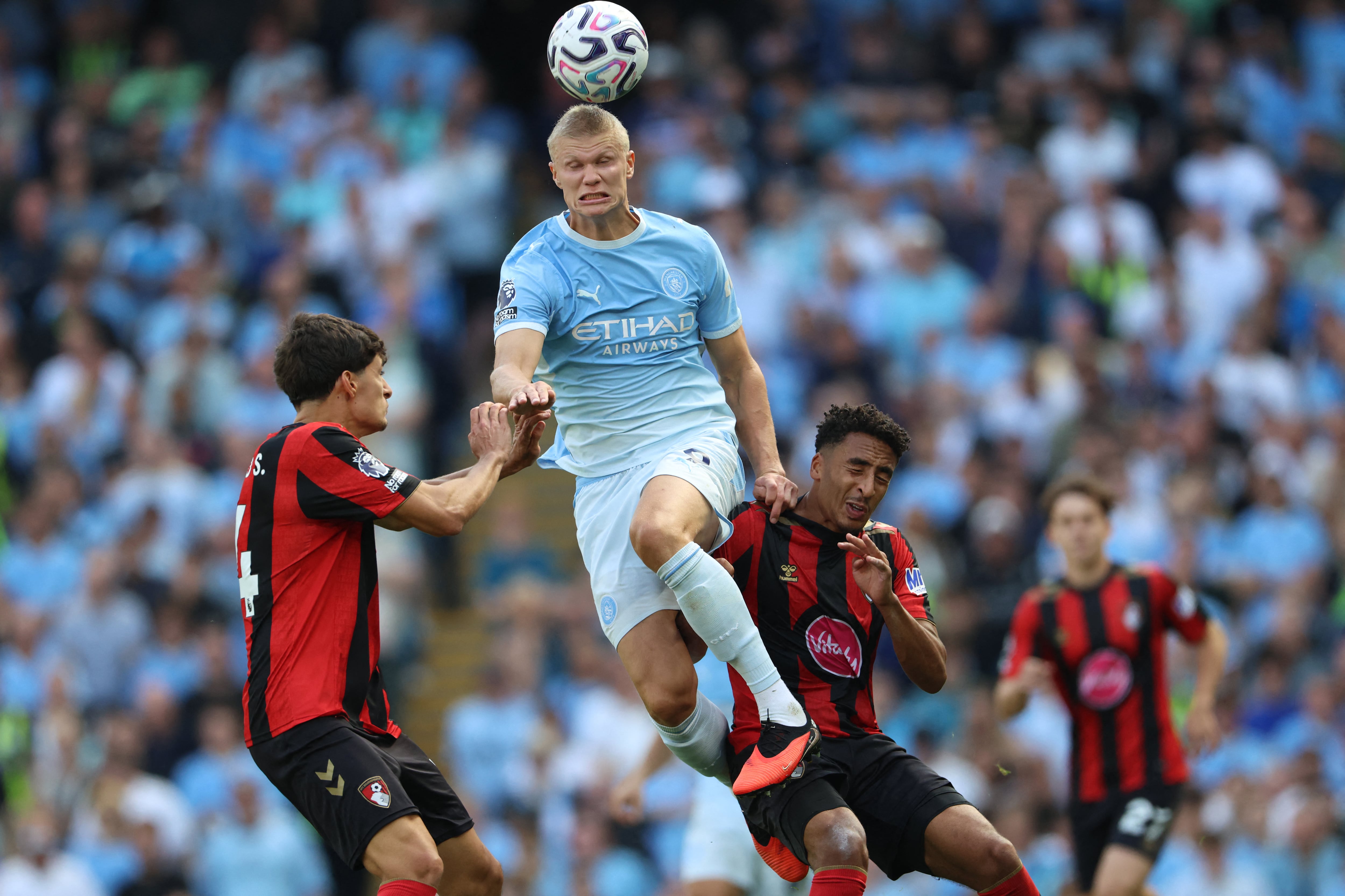El delantero del Manchester City Erling Haaland se impone en las alturas a Antonio Silva y James Hill, del Bournemouth, durante el duelo en el Etihad Stadium por la Premier League.