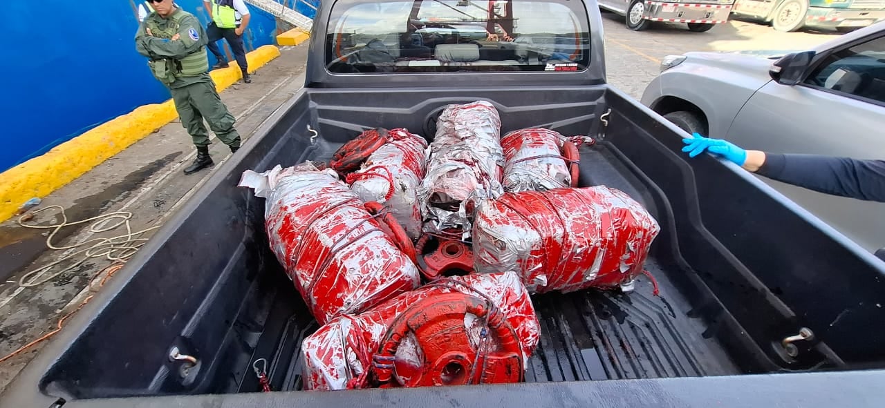 120 paquetes de droga estaban escondidos en seis bultos de droga.