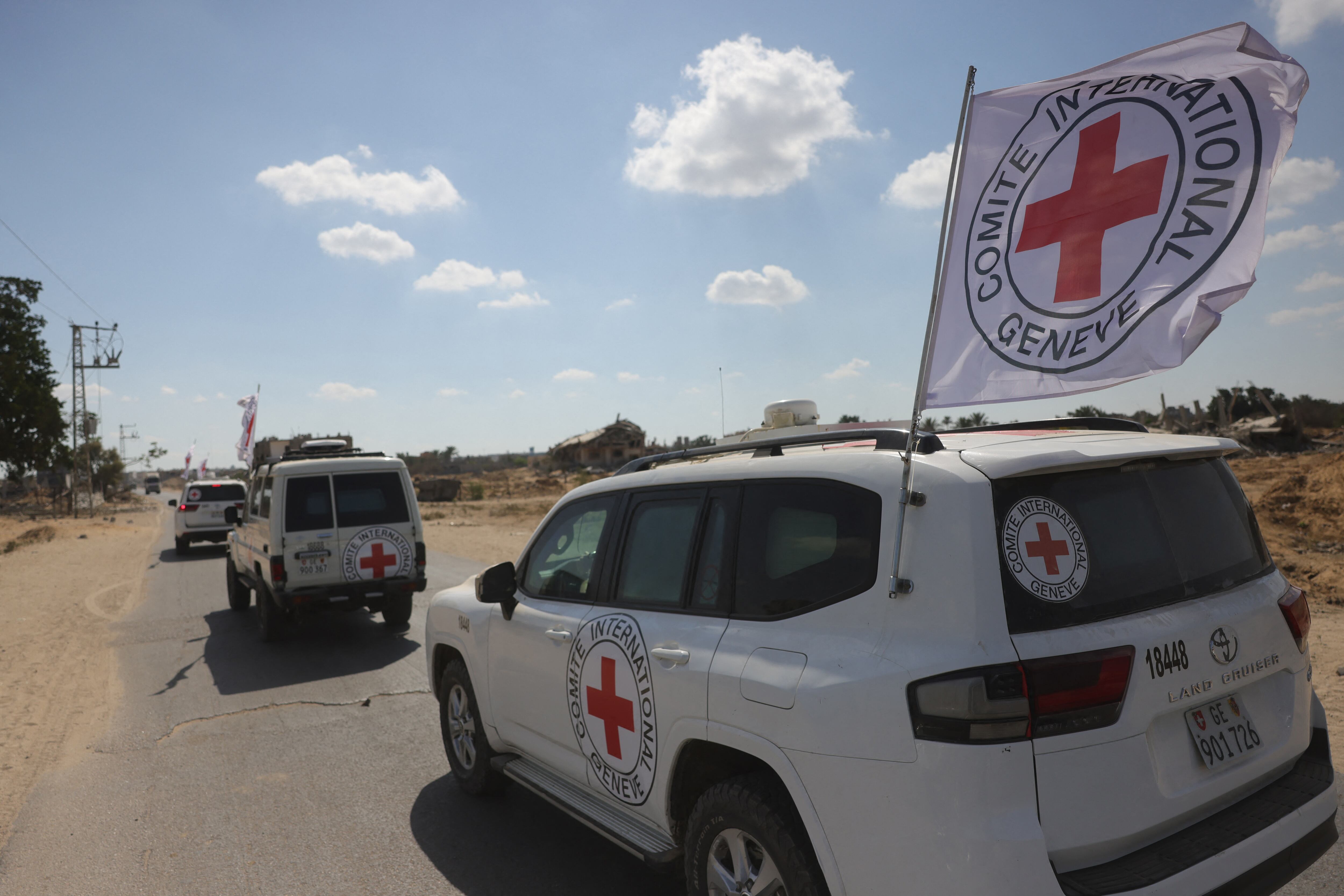 Vehículos del Comité Internacional de la Cruz Roja (CICR) participaron en la liberación de rehenes israelíes enviados por el grupo Hamás desde el sur de Deir el-Balah, en el centro de la Franja de Gaza, a ISrael el pasado 13 de octubre. Fotografía: