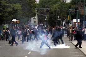 Policía y ejército se enfrentan con manifestantes en Bolivia para desbloquear carreteras