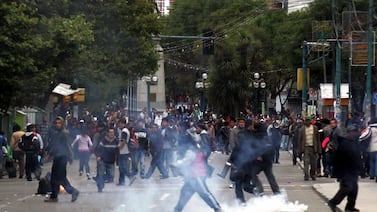 Policía y ejército se enfrentan con manifestantes en Bolivia para desbloquear carreteras
