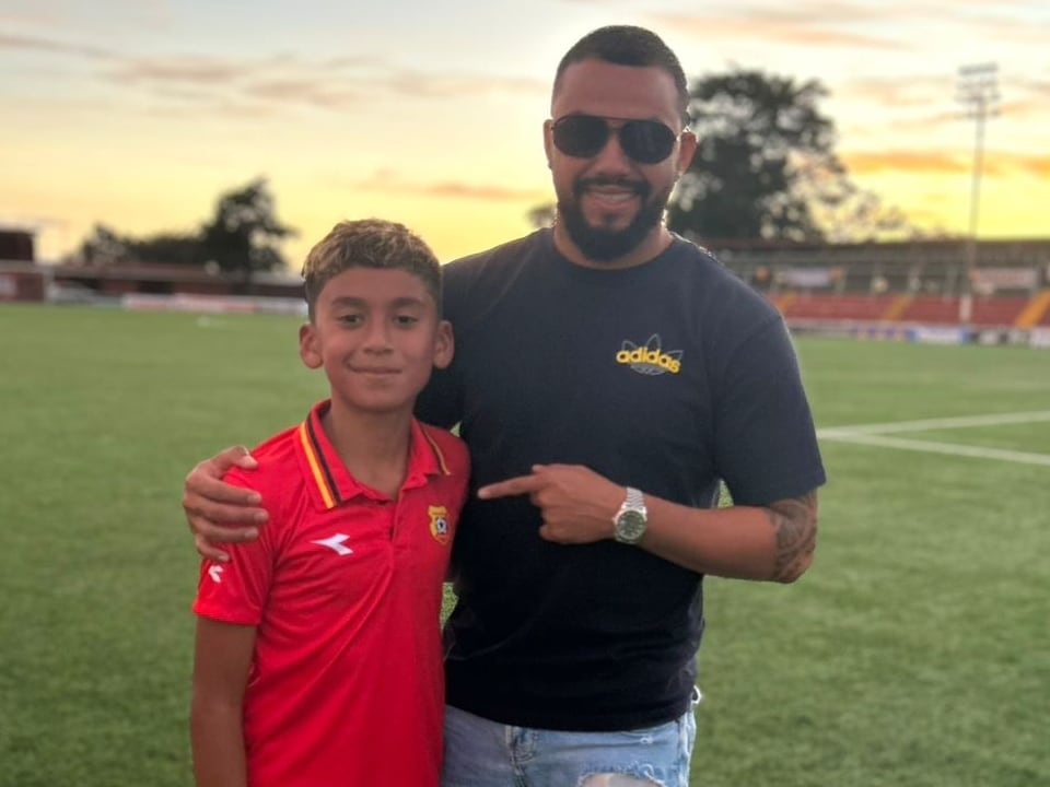 John Jairo Ruiz junto a John Jhariel luego del partido que el Herediano le ganó a Liberia, en la categoría U-12.