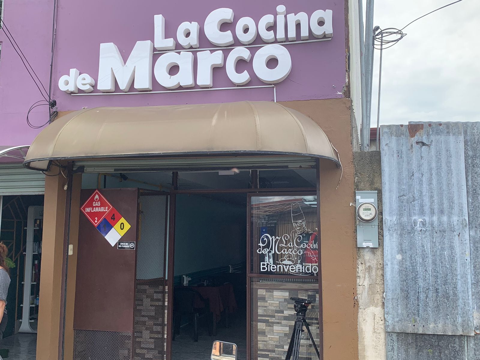 Este local fue escenario de muerte, luego de que dos sicarios abrieron fuego contra sujetos que corrieron a ocukarse adentro, pero aún así fueron alcanzados por las balas. Foto: Keyna Calderón.