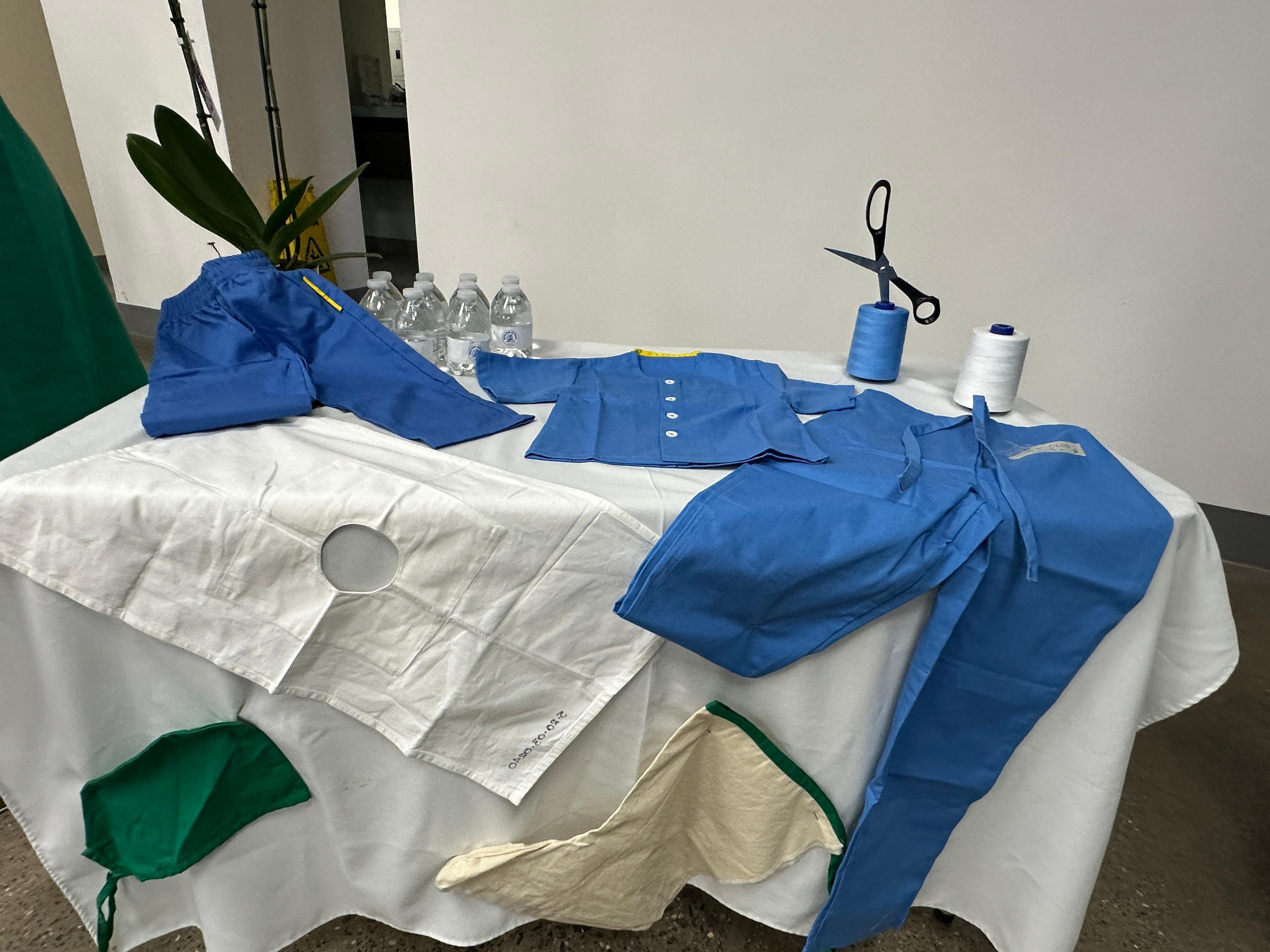 Muestra de ropa hospitalaria sobre una mesa para que la gente la conozca.