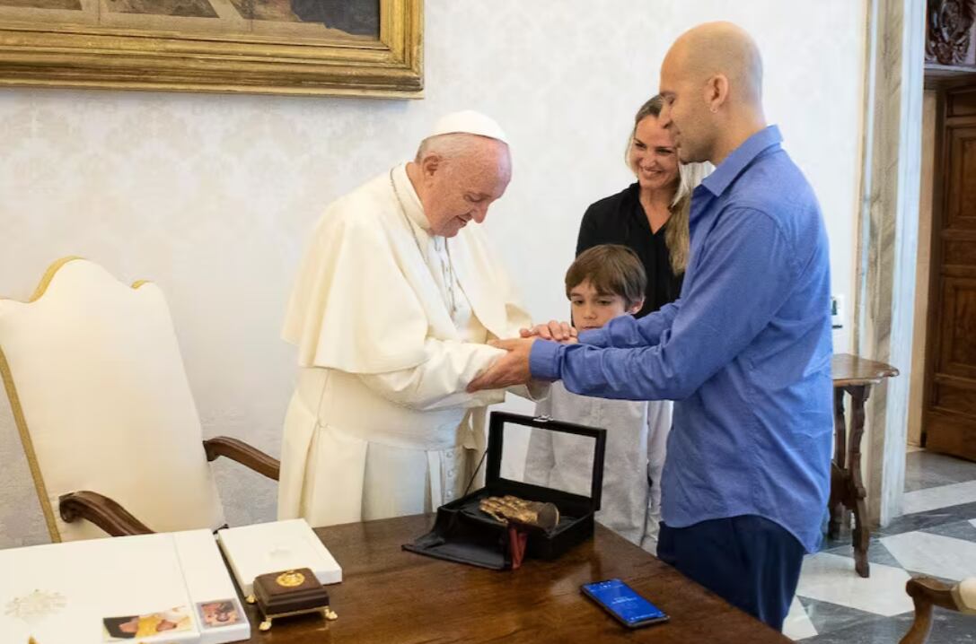 La escultura que el papa Francisco recibió como obsequio es una réplica de la mano de su hermana María Elena Bergoglio. Fue creada por el artista y escultor argentino Gustavo Massó, quien ya le había regalado varias de sus obras en el pasado.