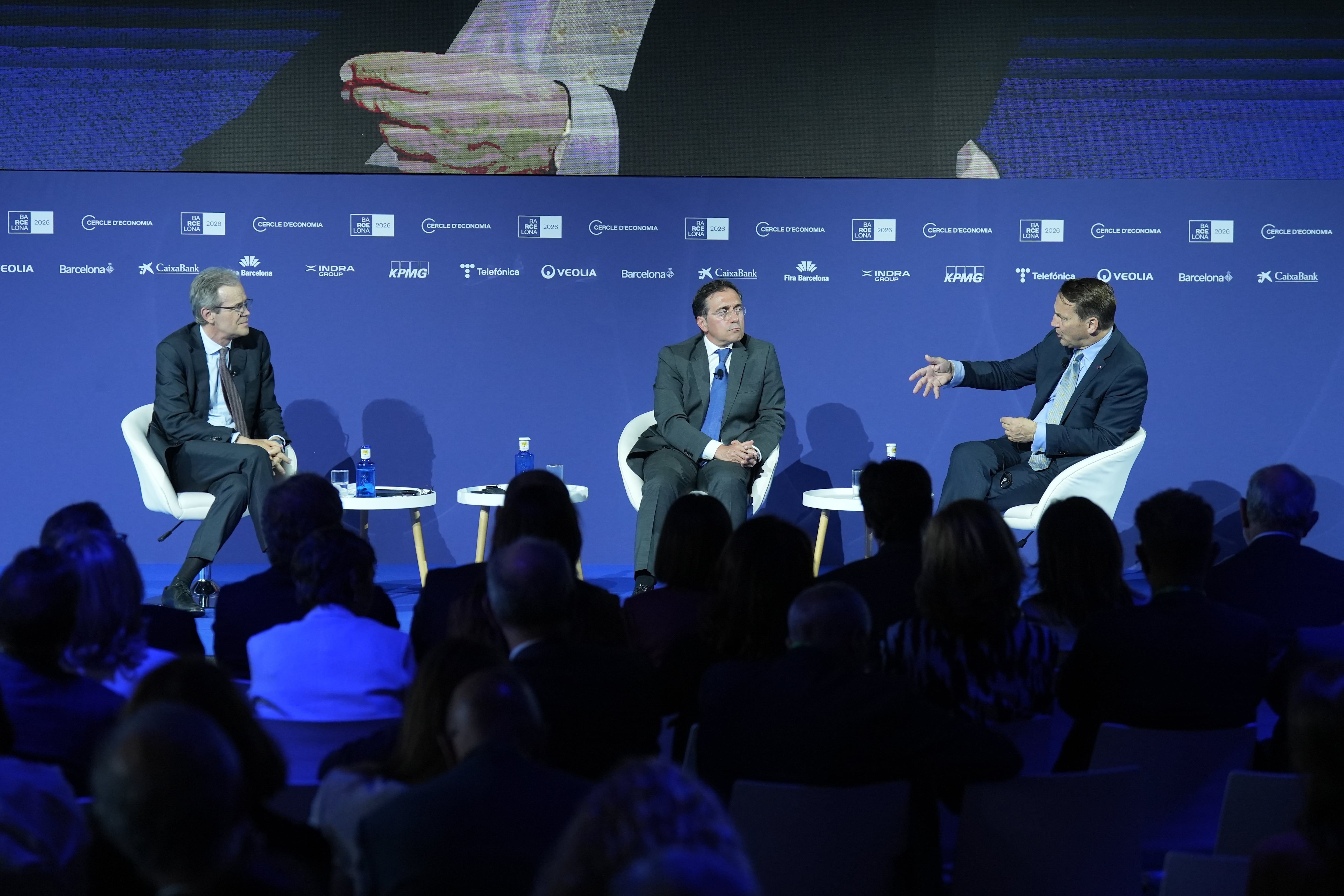 José Manuel Albares, Radoslaw Sikorski durante la celebración del diálogo titulado 'Europa: ¿Somos capaces de ponernos de acuerdo?'