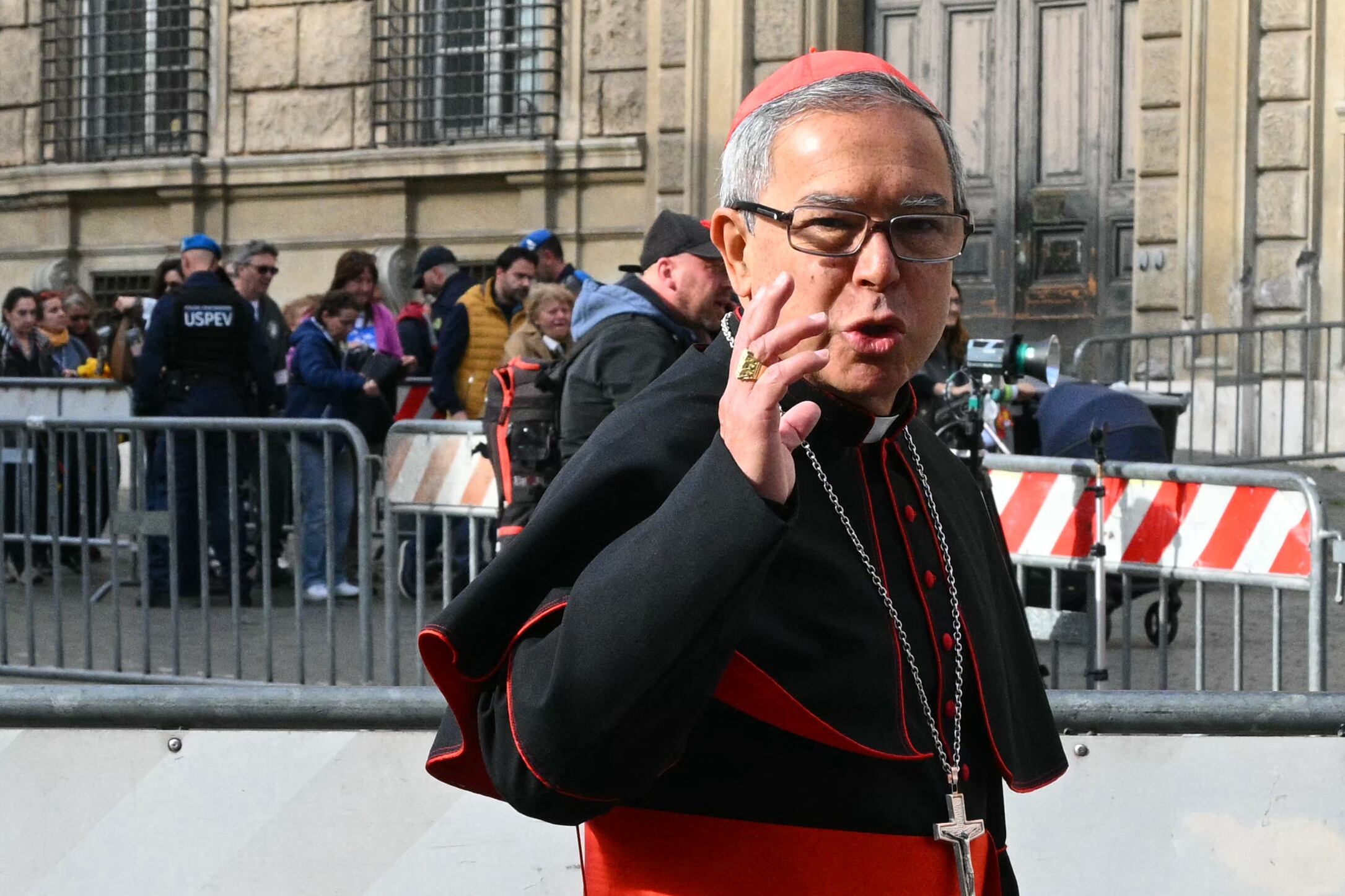 El Vaticano informó el 25 de abril de 2025 que más de 128.000 personas ya han rendido homenaje al papa Francisco, cuyo cuerpo permanece en capilla ardiente en la basílica de San Pedro antes de su funeral. (Foto de Andreas SOLARO / AFP)
