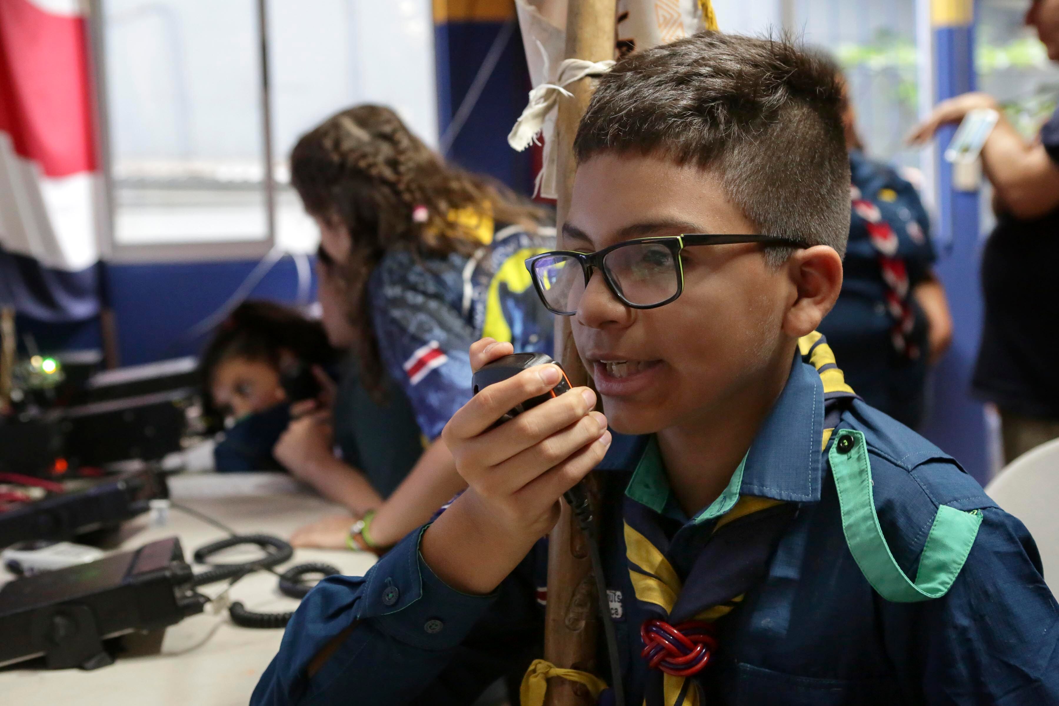 21/10/2023. Guadalupe. Hora: 03:00 p.m. integrantes de la tropa 200 de guías y scouts de Guadalupe participaron este sábado en la actividad anual JJ, que consiste en la interacción por medio de la radio con scouts de todo el mundo y de otros lugares de Costa Rica. En la foto, Natalia García y José David Sánchez. Fotos: Mayela López