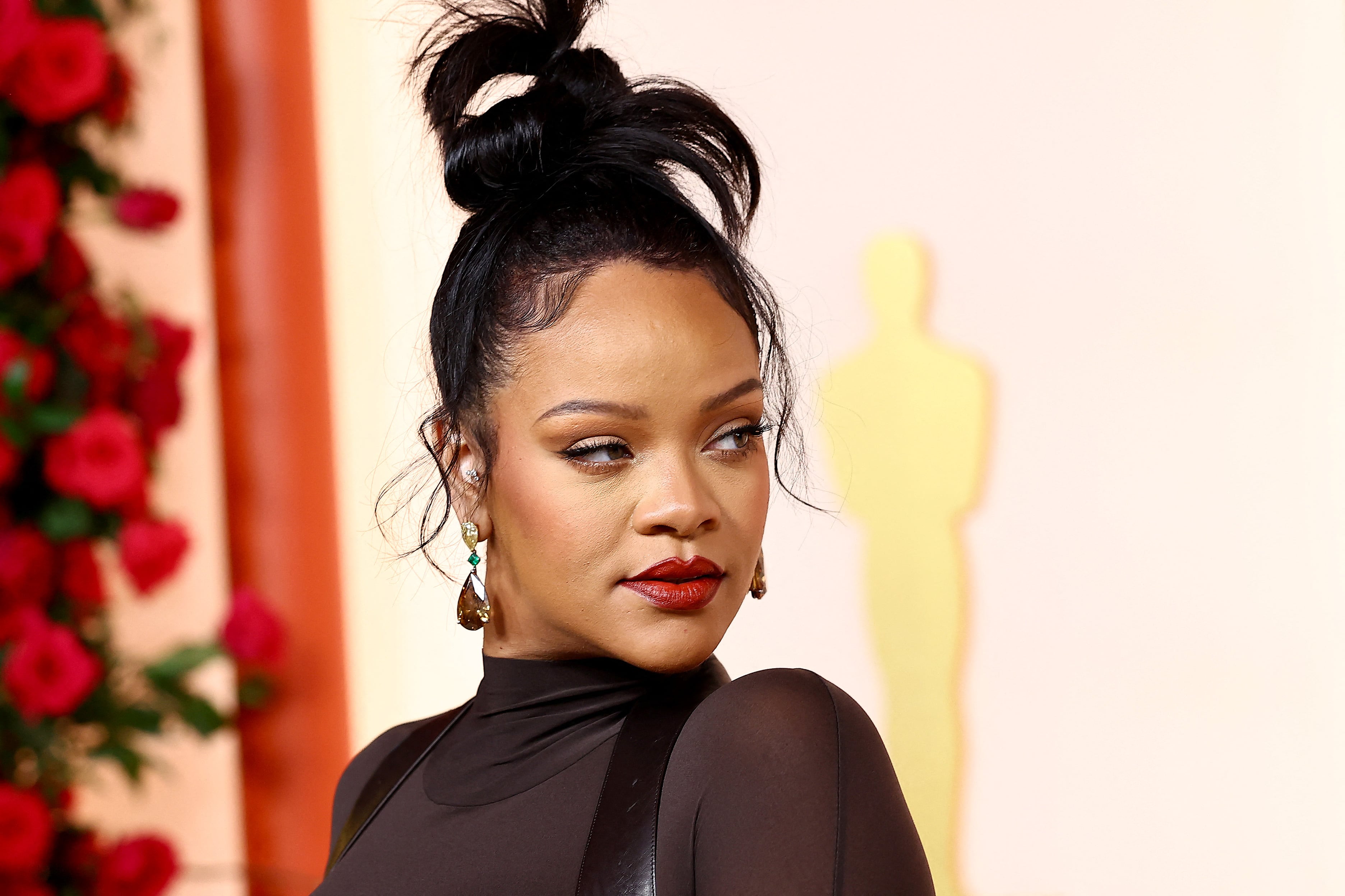 La Fiscalía de Los Ángeles acusa a una mujer de disparar contra la mansión de Rihanna. Enfrenta intento de homicidio y posible prisión perpetua.